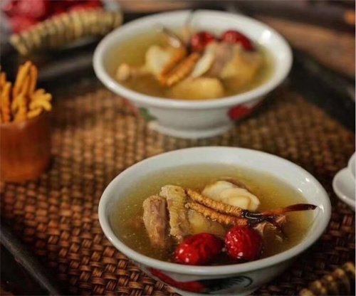 燉冬蟲(chóng)夏草要放冰糖嗎？可根據(jù)個(gè)人口味決定冰糖的用量